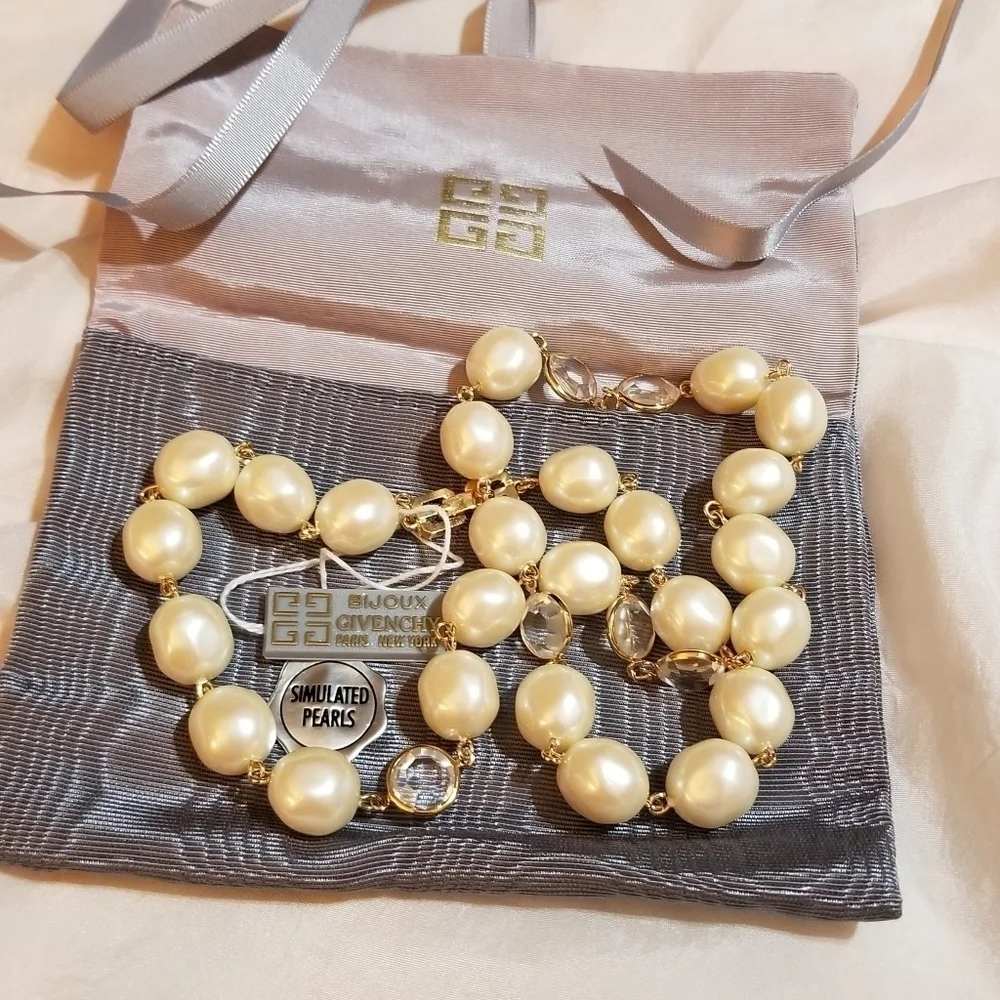 GIVENCHY PARIS NY Tagged Orig Bag Necklace